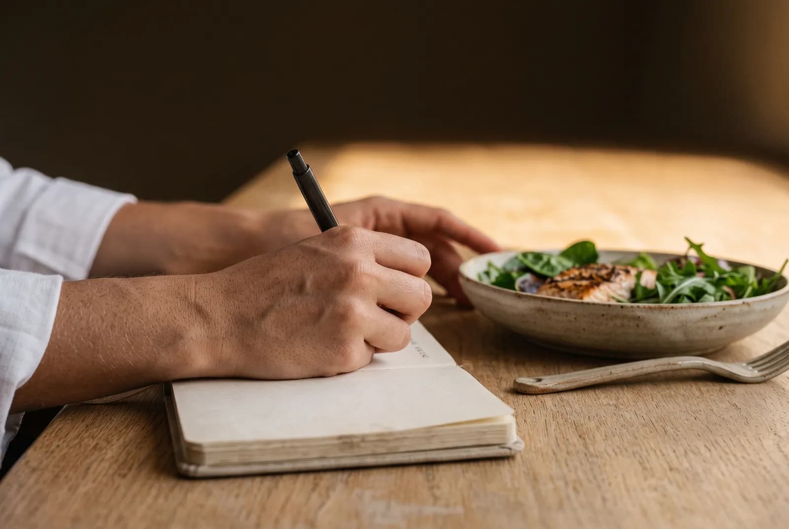 Nutricionista montando um plano alimentar individualizado